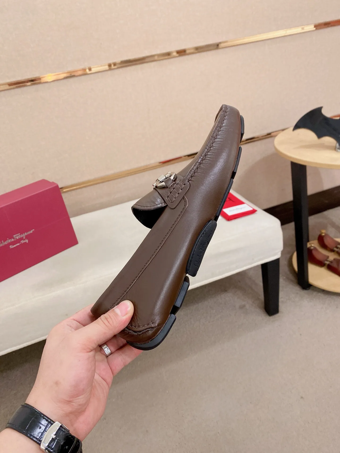 Men's shoes💰: 540💰High-end quality! Ferragamo🆕🆕Exclusive hot-selling products in stock🔥🔥New products on the shelves, high-quality Ferragamo men's pea shoes, high-end casual driving shoes, with complete packaging! 💪 💪 Material: imported first-layer pebbled cowhide 🐂 + imported high-quality water-dyed cowhide lining + wear-resistant outsole 👍🏻👍🏻 Features: high-end and comfortable, purely handmade 🚀 🚀 Create the perfect shoe that suits you best 🔥 🔥 Size: (38-44) 45 standard size can be customized!